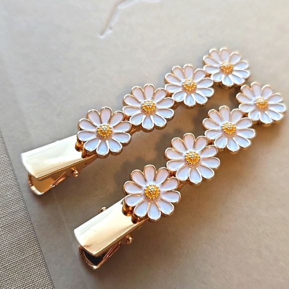 Anthropologie Set Of 2 Gold Tone Metal Daisy Salon Clips - NWOT - Picture 3 of 4
